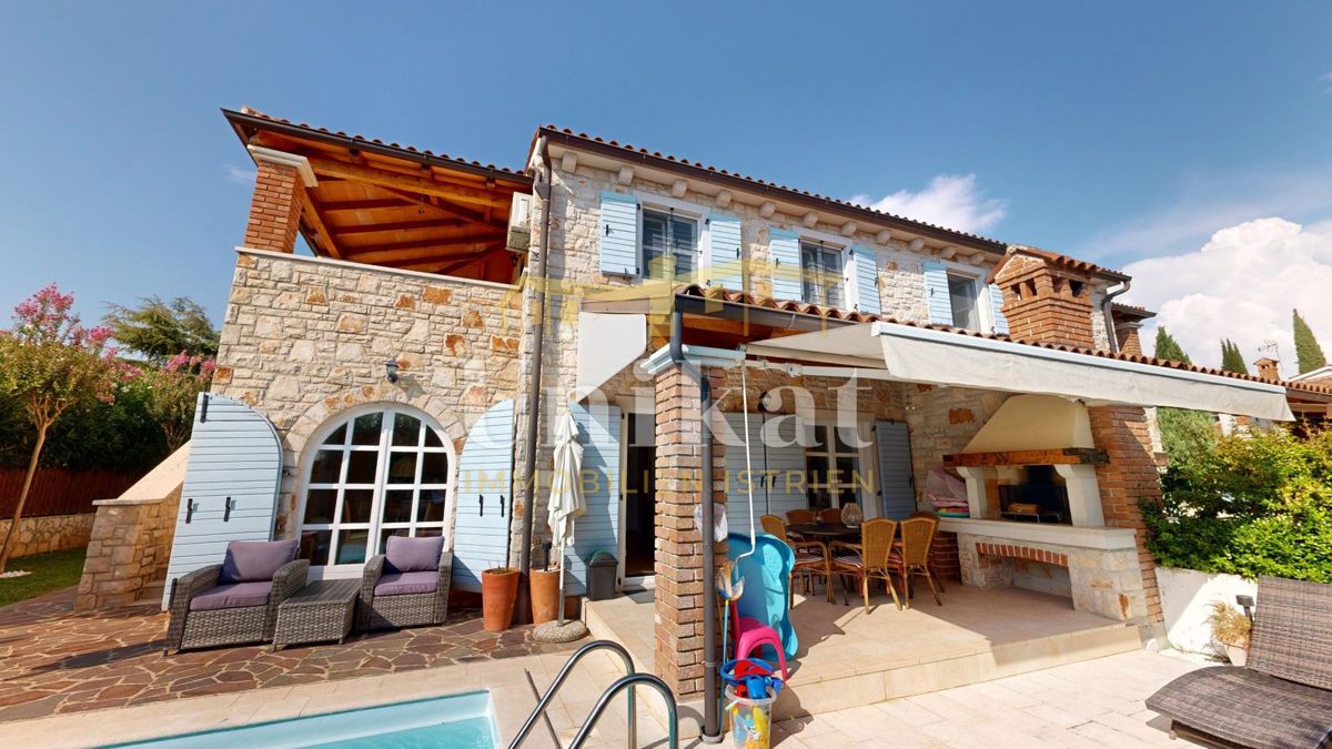 Dvojna hiša z bazenom v istrskem slogu